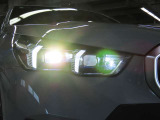 先進のLEDテクノロジーを採用。照射される白色光の周波特性は太陽に近く、バイ・キセノン・ヘッドライトを上回るコントラストでさらに明るく輝きます。