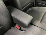 【アームレスト】運転席には、長距離ドライブに優しいアームレストが装備しています。