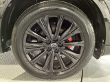 タイヤサイズは225/55R19となります。専用のブラックメタリック塗装のホイールがカッコいい!