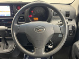インテリアに合わせたデザインのステアリングは、運転される方のことも考え、運転しやすい形状、大きさです。是非一度、実際に触ってお確かめください。