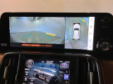車両を上から見たような映像をディスプレイに表示。狭い道での車両周辺の安全確認を確認できます。