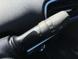 直感的な操作で、安全な車線変更をサポートします。視認性の高いウインカー灯で周囲への注意喚起もできます。