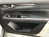 運転席のパワーウィンドウスイッチとトリムデザインです。