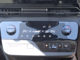 【オートエアコン】一度お好みの温度に設定すれば、車内の温度を検知し風量や温度を自動で調整。暑い&hellip;寒い&hellip;と何度もスイッチ操作をする必要はありません。快適な車内空間には必須の機能ですね♪
