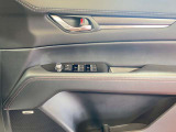 運転席以外のウィンドウ操作を制限できるパワーウィンドウロック機能を搭載!お子様や同乗者の誤操作を防ぎ、走行中の不意の開閉や危険を未然に防止します。同乗者がいるドライブでも安心感をもたらす安全機能です。