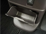 ◆センターロアボックス◆インパネ中央の下部には、ごみ箱としても使用する事ができるセンターロアボックスを装備しております。