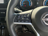 【ステアリングスイッチ】運転中視界をそらすことなくオーディオ操作ができます。