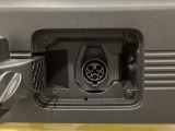 普通充電は6kWの高い出力で行うため、満充電まで約4.5時間という早さです。別売りの「AC外部給電器・AC100V/最大1500W」を普通充電ポートに差し込んで使用すればさまざまな電化製品が使えます。
