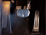 BMWはオルガン式アクセルペダルを採用しています。踏み込む足とペダルが同じ軌跡を描くため、かかとがずれにくく、アクセルコントロールがよりしやすくなるメリットがあります。