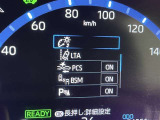 隣車線を走る車両をレーダーで検知し、ドアミラーでは確認しにくい後側方エリアに存在する車両に加え、急接近してくる車両も検知します。車両を検知するとドアミラーに搭載されたLEDインジケーターが点灯します。