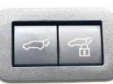 【パワーバックドア】スマートキーや運転席のボタンを押すだけでリアゲートが自動で開閉します!荷物を持っている時や、高い位置にあるバックドアを閉める際に便利な機能です♪