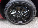 195/50R16のロードスター専用のアルミホイール。デザインもさる事ながら、切削加工により、重量軽減と立体感を与えられた贅沢なアルミホイールです!