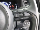 【レーダークルーズコントロール(追従機能付)】アクセルを踏まなくても、車間制御モードは、先行車に合わせた追従走行を行い、自動的に加速・減速・停止をします。定速制御モードは、一定の車速で走行できます