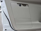 【助手席ドアポケット】車検証収納ボックスとしてお使いいただけます。