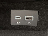 こちらのクルマはUSB接続コネクタも装備されています♪スマホの充電などにお使い下さい。ご旅行中での充電切れも、これなら心配いりませんね!