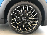 アロイは英語で合金を意味しますが、車の世界ではアルミ製のホイールを指します。大衆車のホイールは製造コストが安いスチール(鉄)でできていますが、アルミ(アルミ合金)製ホイールは軽いのが特徴です。