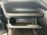 ちょっとしたところは収納ボックスにもなっています。車内はサイズも決まっているので、収納が少ないと思っているアナタ!ご安心ください。さまざまなところに収納が隠れているんです♪