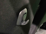 助手席側にショッピングフックが付いてます