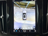 【360&deg;ビューカメラ】4台の高解像度カメラで360度の鳥瞰図を表示。隣の車や壁、死角にある障害物などを画面で確認できるため、狭いスペースでの駐車・出入りも安心です。