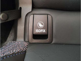 【ISO FIX】ISOFIXとは、シートベルトを使わず、チャイルドシートとクルマの固定金具を連結するだけのカンタンでガッチリ固定できる取り付け方法