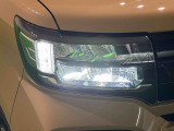 対象物が見やすく白く明るい光で夜間走行をサポートするフルLEDヘッドランプ(クリアランスランプ、マニュアルレベリング機能付き)を装備
