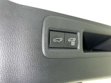 電動式バックドアです。 荷物を持ったままでもボタン一つで自動的に開け閉めできるので便利ですよ。 挟み込み防止機能も付いていますのでお子様の手や荷物を挟み込むのを防いでくれますよ。
