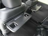 ◆シートバックテーブル◆フロントシートの背面に後席用のテーブルがついています。小物が置けて!カップホルダーもあります、ドライブ中や休憩時にも便利なテーブルです。