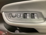 ハンドルの右側に電動格納付きパワーミラーの操作スイッチがついています。左右のサイドミラーの角度調節も微調整ができて便利です。パワーウインドウは運転席でドア4枚とも上下の操作ができるようになっています。