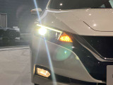 夜間走行の様々な局面に対し、LEDヘッドランプで視認性をしっかり確保。ハロゲンヘッドランプのおおよそ2倍の光量で、広範囲に明るくドライバーをサポートしてくれます。