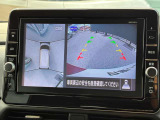 真上から見下ろすような映像で、車庫入れや縦列駐車時に、自車と駐車位置の関係をひと目で確認でき、スムースな駐車をサポート。動く物を検知してお知らせすることで、発進時の安全確認もサポートします。