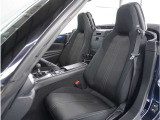 【清潔感のある運転席&助手席】隅々までクリーニングの行き届いた運転席&助手席。目立ったシミや汚れ等もございません。快適なドライブをどうぞ。