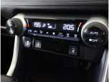 左右独立温度コントロールフルオートエアコンです。運転席、助手席それぞれで独立して温度設定ができます。冷え性の方が乗っても安心ですね♪
