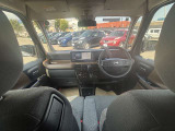 すっきりした運転席周りにはナビやエアコンの操作パネルを設置しておりますので、お一人での運転でもご安心できます。