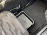 ☆助手席の足元に荷物置きがあります☆