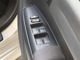 【パワーウィンドウ集中スイッチ】運転席のパワーウィンドスイッチ位置には運転以外の窓の開閉・ロック機能も付いています