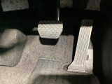 マツダ車の共通するポイントに前輪を前に出し運転席足元スペースを広げたこと!これによりホイールハウスが邪魔にならずにドライバーの中心線を基準とした位置へのペダル配置が可能となりました!