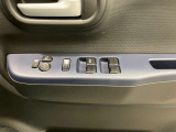 【運転席ドアスイッチ回り】パワーウィンドー[ロック機構]・電動格納式リモコンドアミラースイッチがまとまっているので操作しやすいです。