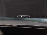 【ヘッドアップディスプレイ】現在の車速表示や目的地へのルート案内やメディア関連のリストを表示する事が可能です。視線移動を減らす事によりドライブに集中して頂けます。