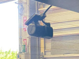 あおり運転対策や予期せぬトラブルへの備えとして心強いドライブレコーダー。走行中の映像をしっかりと記録し、ドライバーと同乗者の安全を見守ります。購入後すぐに安心してドライブを楽しめる人気の装備です。