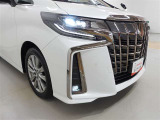 LEDヘッドライトです。デザイン性がよくとても明るいので、夜間の走行や悪天候でも安心です。しかも長寿命!