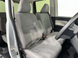 高いホールド性で運転姿勢が安定します。長距離ドライブでも疲れにくいのが魅力です。快適なドライビングライフをお送りください♪