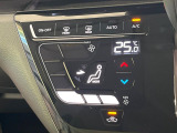 【オートエアコン】一度お好みの温度に設定すれば、車内の温度を検知し風量や温度を自動で調整。暑い&hellip;寒い&hellip;と何度もスイッチ操作をする必要はありません。快適な車内空間には必須の機能ですね♪