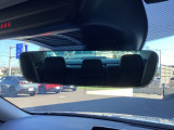 後続車のヘッドランプなど、一定以上の強い光を受けると反射率を自動的に下げて、ドライバーが感じる眩しさを抑えてくれる自動防眩ルームミラー!