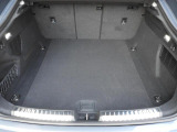 トランクの開口部は、ほとんど車体の全幅分が開く設計になっているので荷物の出し入れが非常にしやすくなっています。
