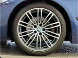 【BMWアロイホイル】軽量かつ強度に拘ったアロイホイル。走行性能ポテンシャルを引き出す設計。車の足元を引き締めてくれる大きなポイントはアロイホイルです。
