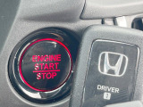【Hondaスマートキー】カバンやポケットに入れたままでもドアの施錠・解錠が可能なスマートキーを装備。エンジンのオン・オフ時もカギを取り出す必要が無いからとっても便利です♪