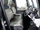 フロントシートはベンチシートです、運転席と助手席の移動が簡単です。 また運転席シートの高さも調整できます。