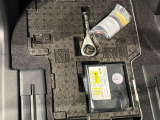 助手席足元下にはパンク修理キットが収納してあります