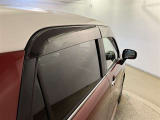 サイドバイザーが付いています。 雨の日でもタバコを吸ったりされると煙が車内にこもったりしてもちょっと窓を開けて煙を排出することができジメッとした空気の入れ替えが出来るので便利です!!