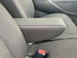 運転席にはアームレストが付いてます。
